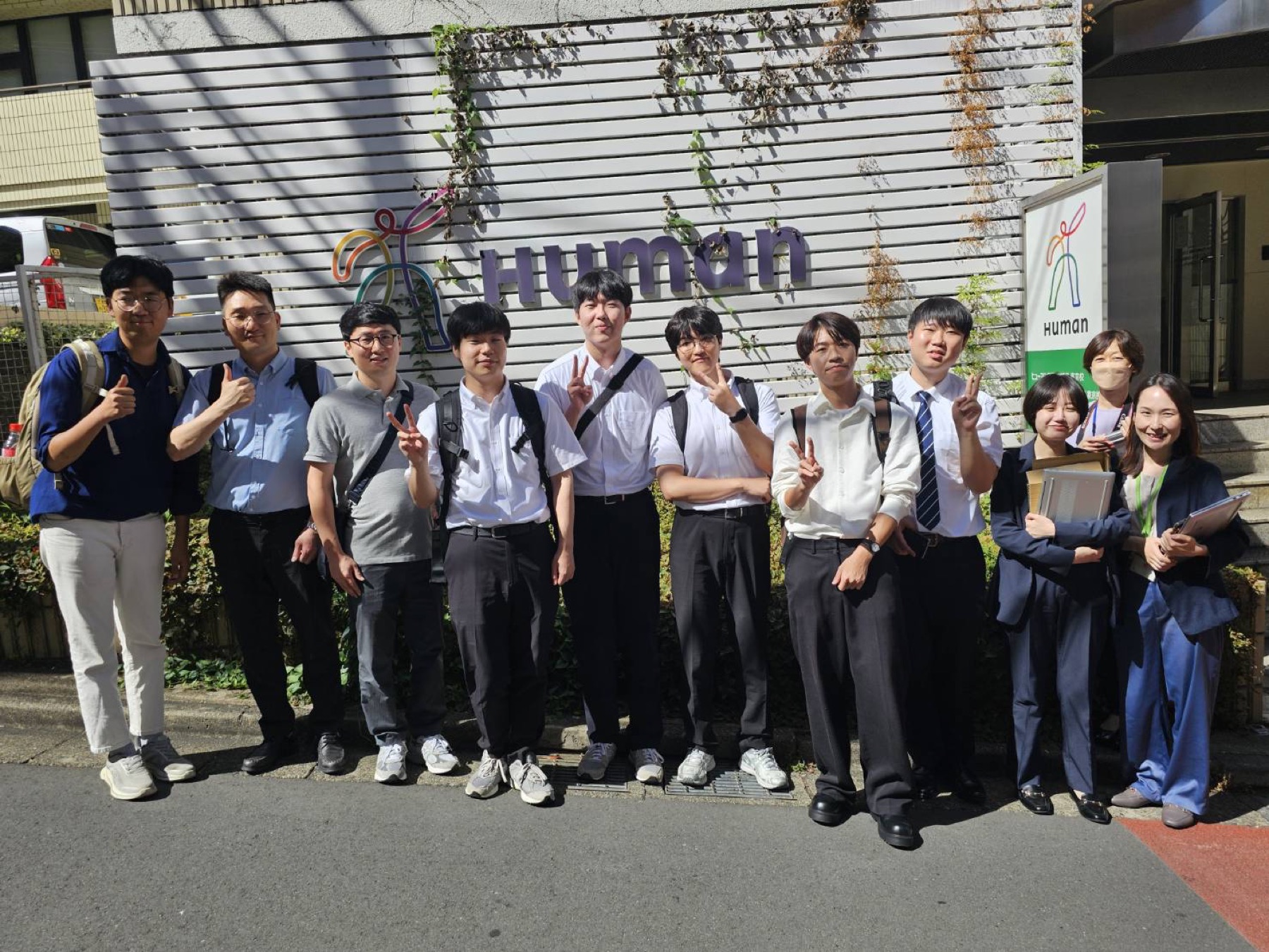 日本企業の職場で指導を受けるインターン参加者